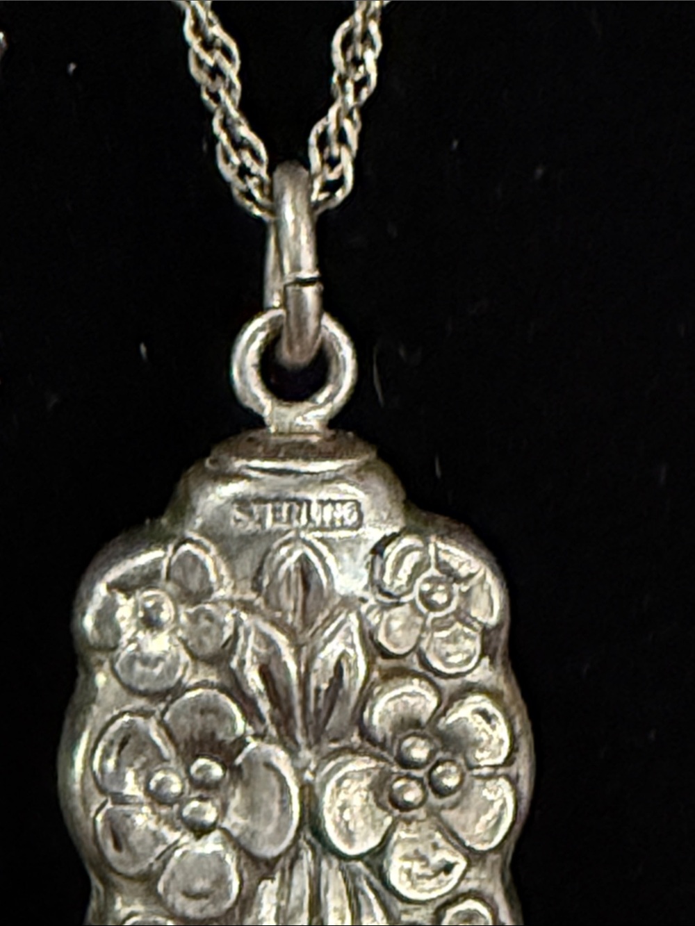 Vintage Sterling Silver floral bar pendant and chain - Picture 7 of 8